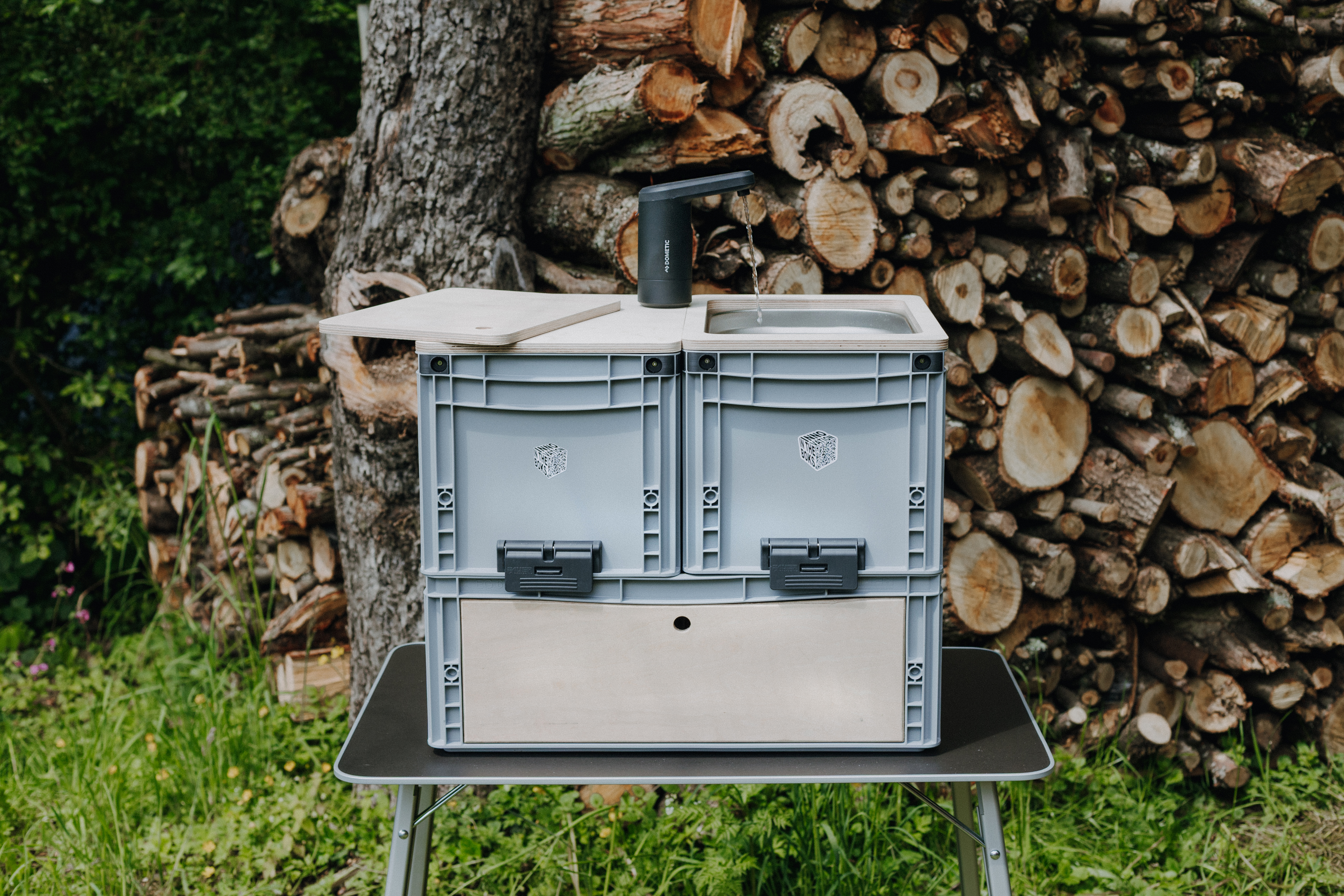 Modulares Campingmöbel mit Waschbecken auf Basis von Euroboxen